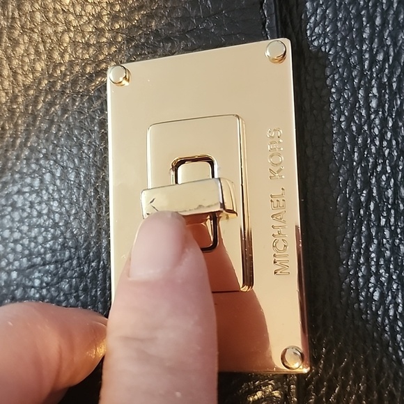 Michael Kors Black bag with chain strap. - Picture 5 of 13